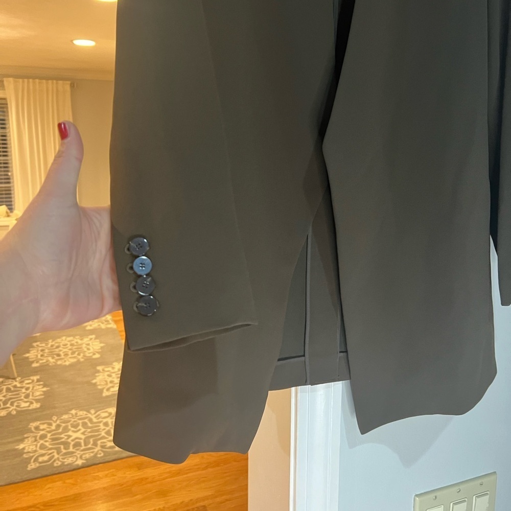 Gorgeous brown Theory lightweight crepe blazer - Picture 4 of 8